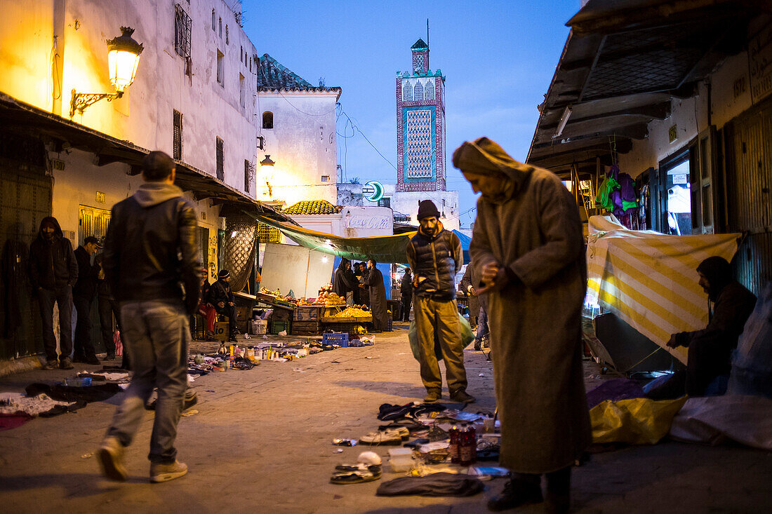 Straße Ayuon, im Hintergrund Sidi Haj Ali Baraka Zaouia, Medina, UNESCO-Welterbe,Tetouan, Marokko