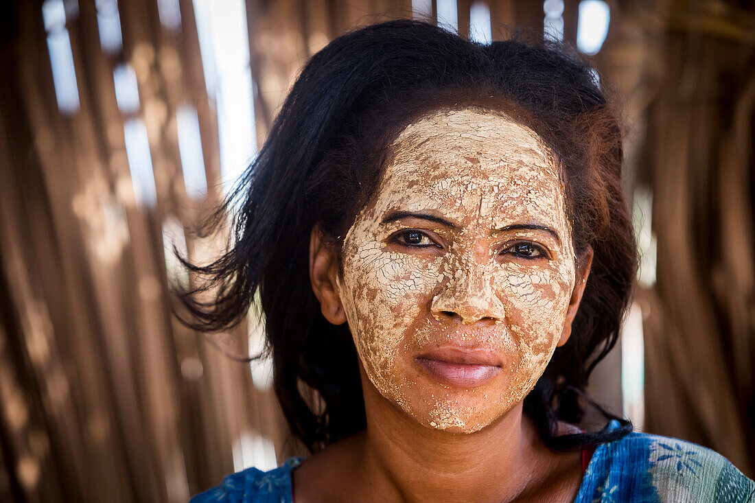 Frau mit traditioneller Gesichtsmaske, in Morondava, Madagaskar, Afrika
