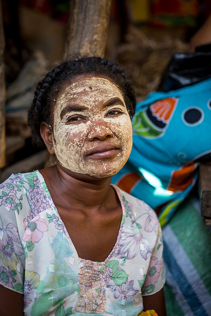 Frau mit traditioneller Gesichtsmaske, Verkäuferin, Markt, Morondava, Madagaskar
