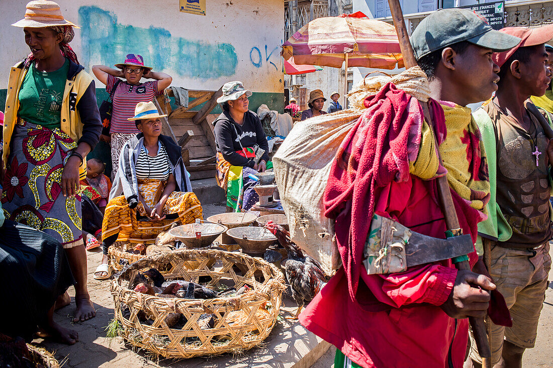 Straßenszene auf dem Lebensmittelmarkt von Ambohimahasoa, Madagaskar