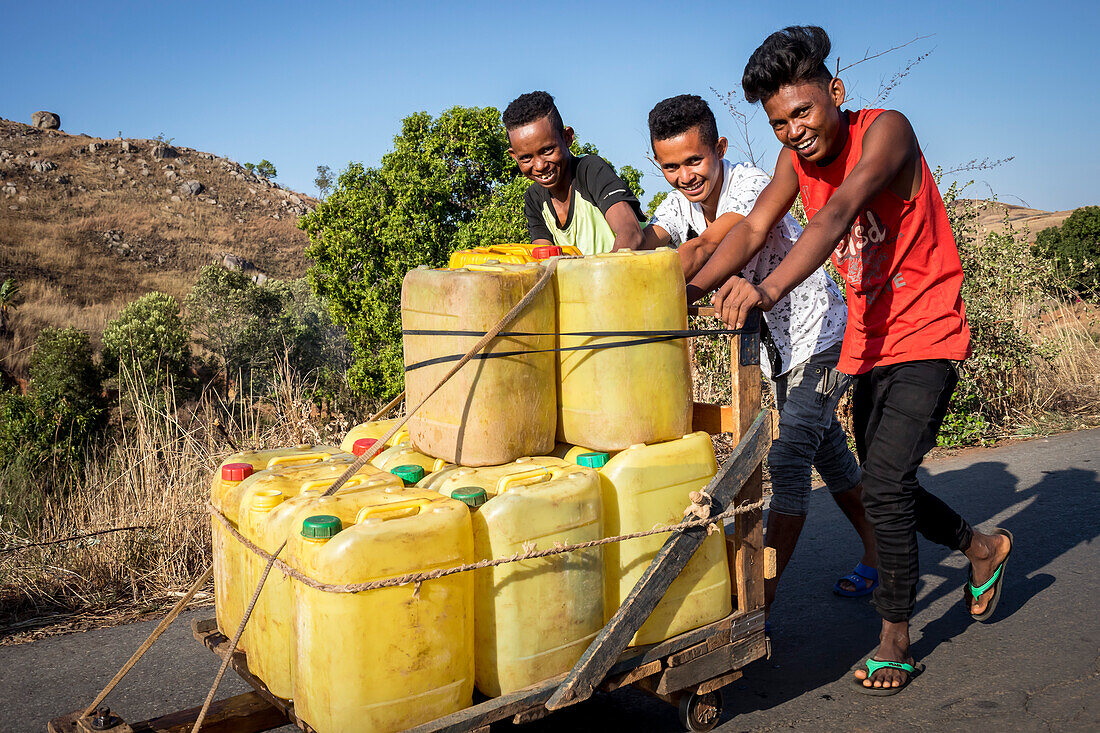Wasserverteilung in Containern, Morondava, Madagaskar