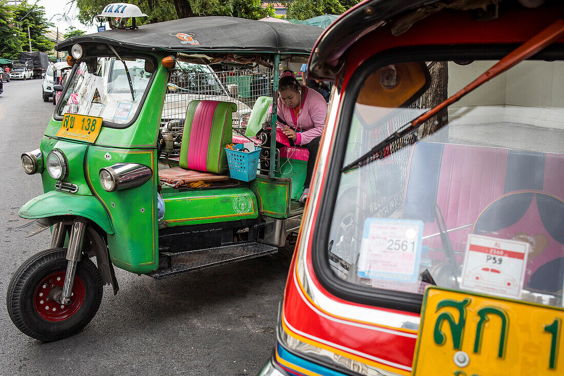 Frau, Fahrer, wartet auf Kunden, dreirädriges Taxi Tuk Tuk, in der Khao San Road, Bangkok, Thailand