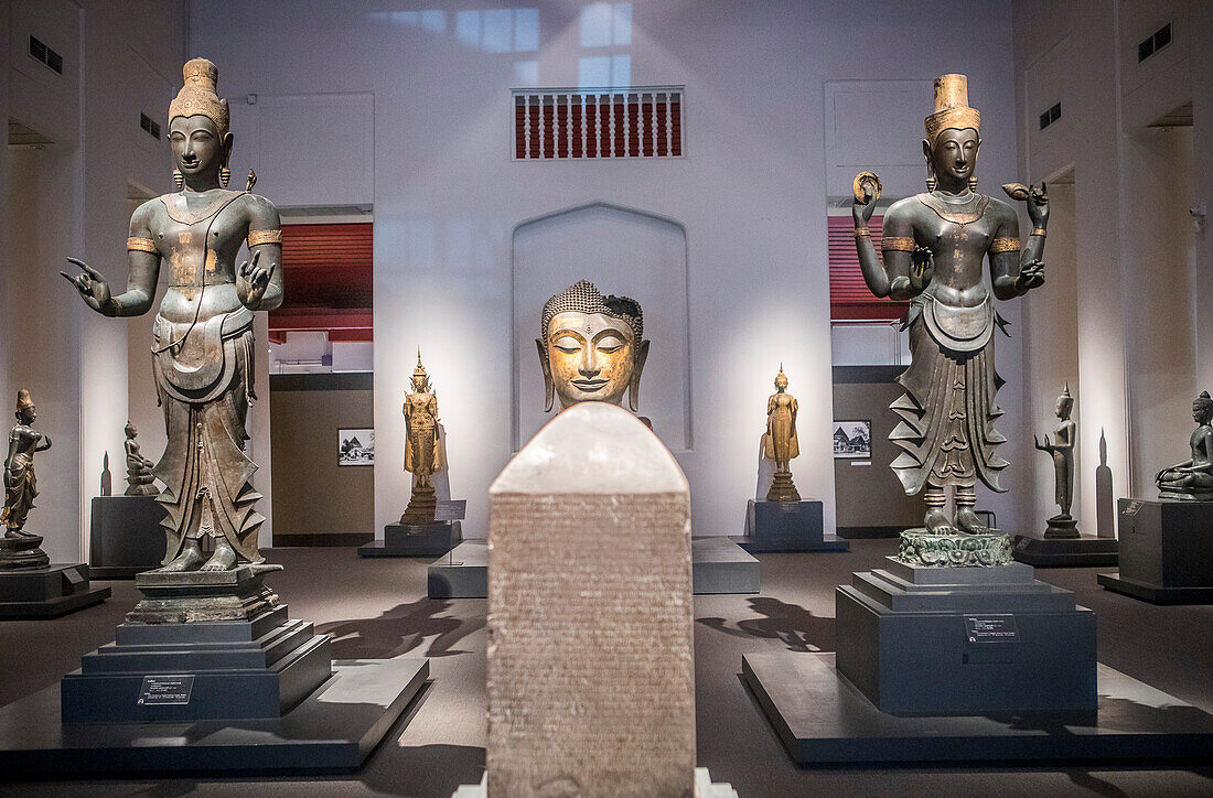 visitor, tourist, statue, sculpture,The National Museum,Exhibition Hall 1, Bangkok, Thailand