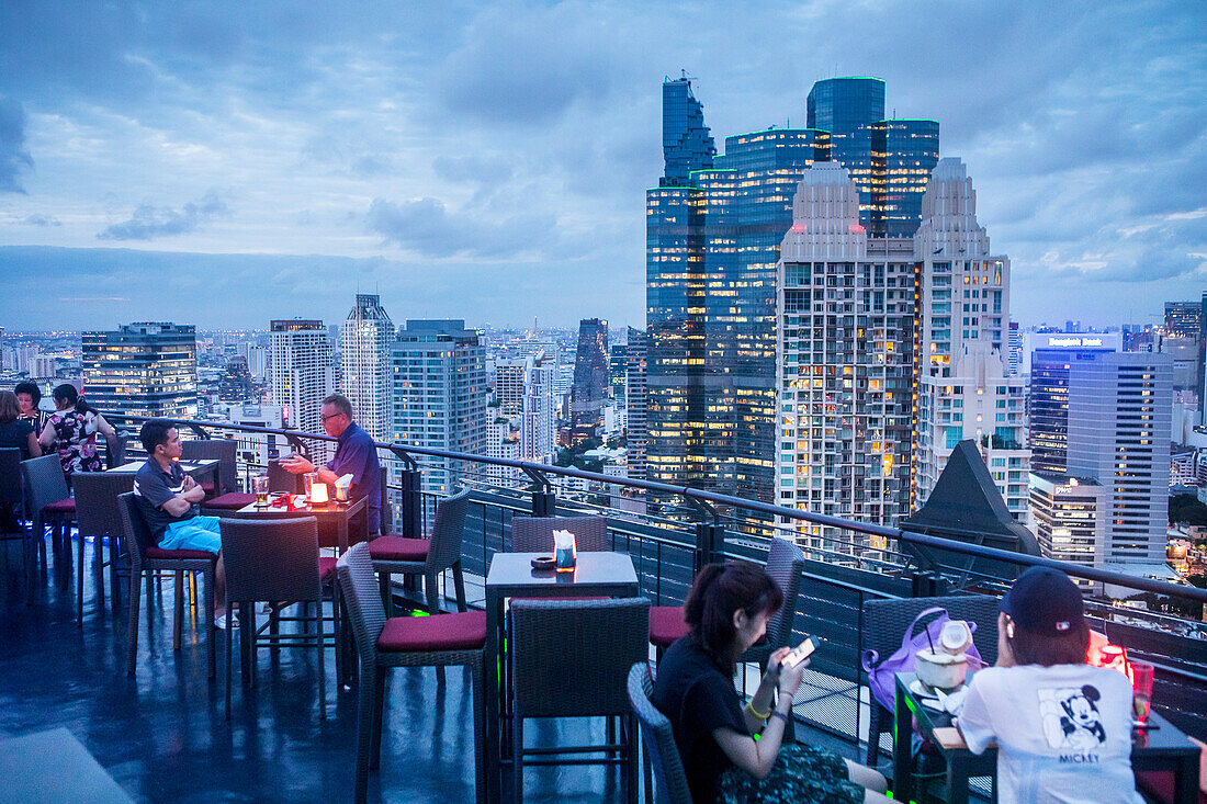 Zoom Skybar, Bar und Restaurant auf der Dachterrasse des Anantara Sathorn Hotel, Bangkok, Thailand