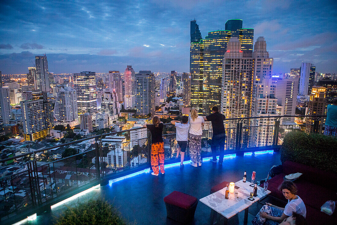 Zoom Skybar, Bar und Restaurant auf der Dachterrasse des Anantara Sathorn Hotel, Bangkok, Thailand
