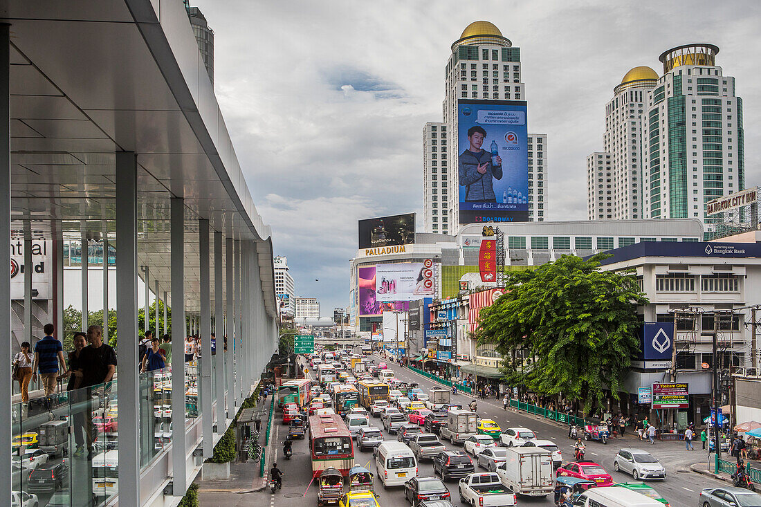 Skywalk in der Ratchadamri Road Bangkok Thailand