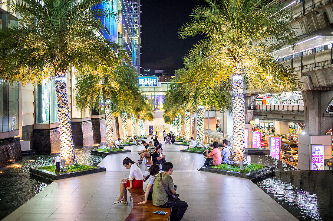 Siam Paragon shopping mall, Bangkok, … – License image – 13825998 ❘  lookphotos