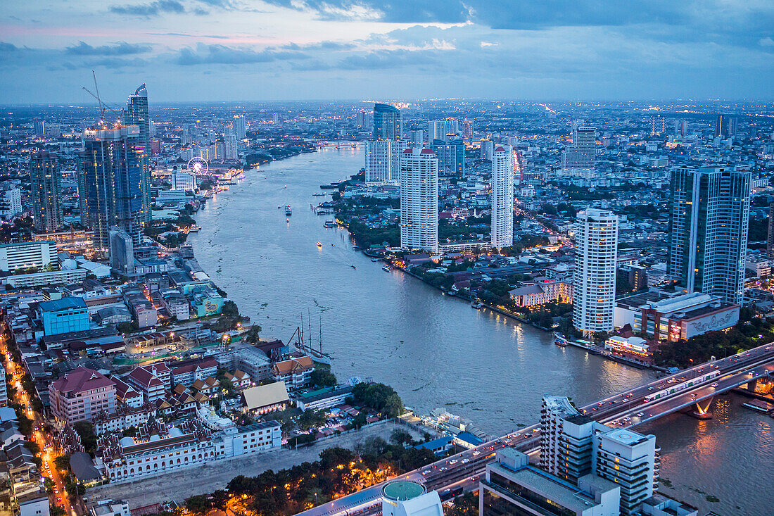 Skyline und Chao Phraya Fluss bei Nacht, Innenstadt, Bangkok, Thailand