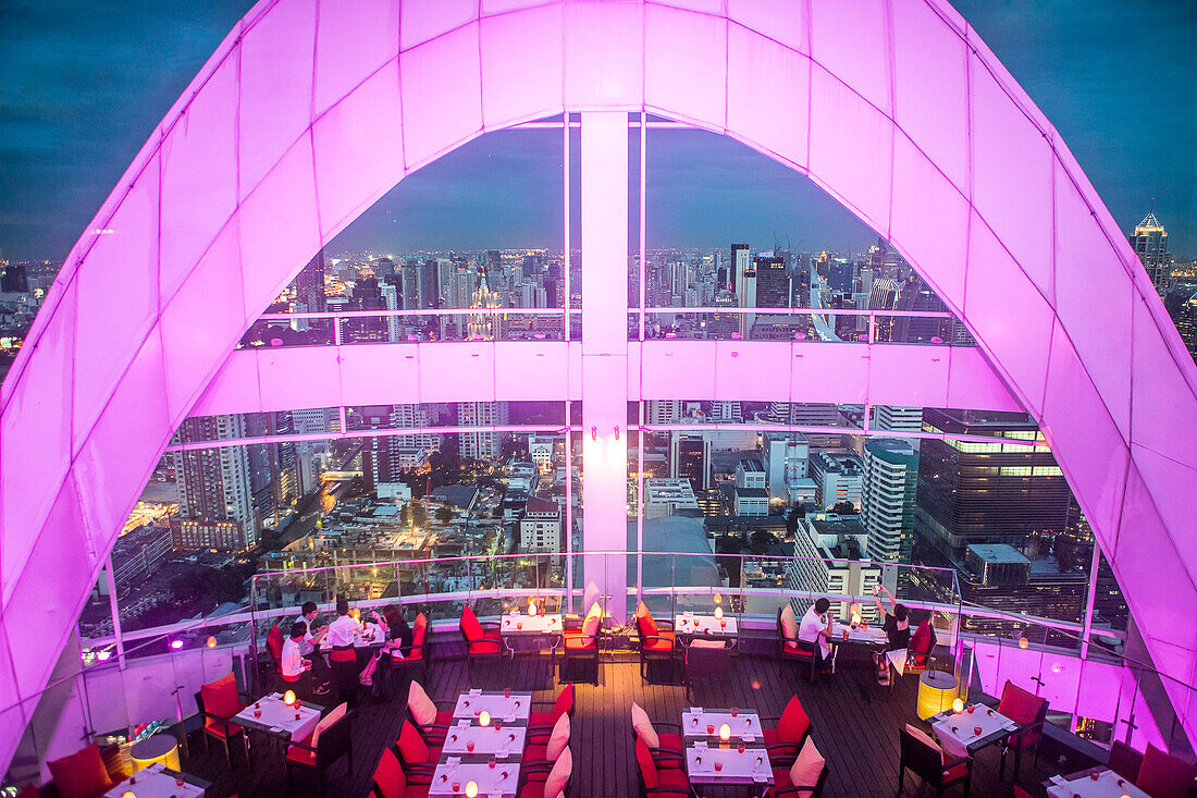 Red Sky Restaurant auf dem Dach. Bangkok. Thailand. Auf der obersten Etage des Centara Grand-Wolkenkratzers im Stadtzentrum