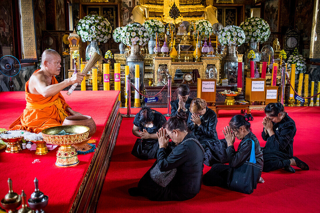 Mönch segnet Frauen, im Wat Arun (Tempel der Morgenröte), auch Wat Bangmakok Noek genannt, Bangkok, Thailand