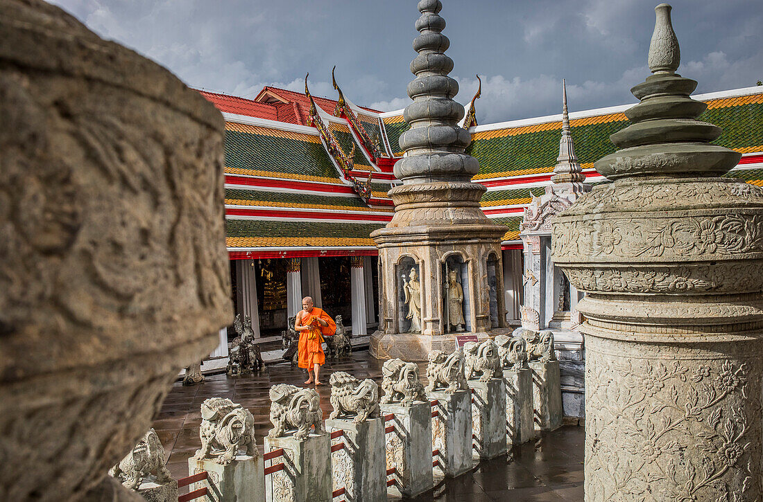 Mönch, im Wat Arun (Tempel der Morgenröte), auch Wat Bangmakok Noek genannt, Bangkok, Thailand