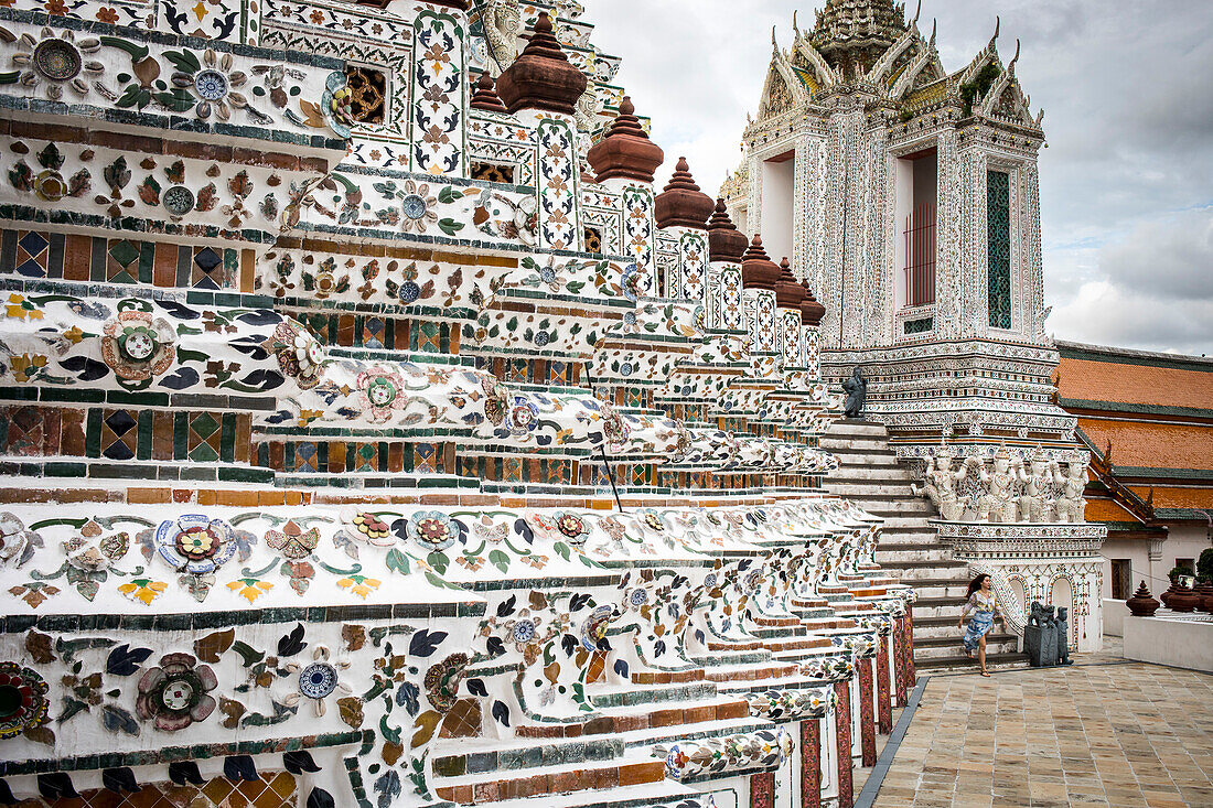 Frau, Touristin, Wat Arun (Tempel der Morgenröte), Bangkok, Thailand