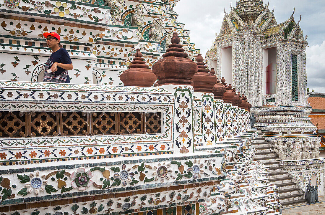 Man, young, tourist, Wat Arun (Temple of Dawn), Bangkok, Thailand