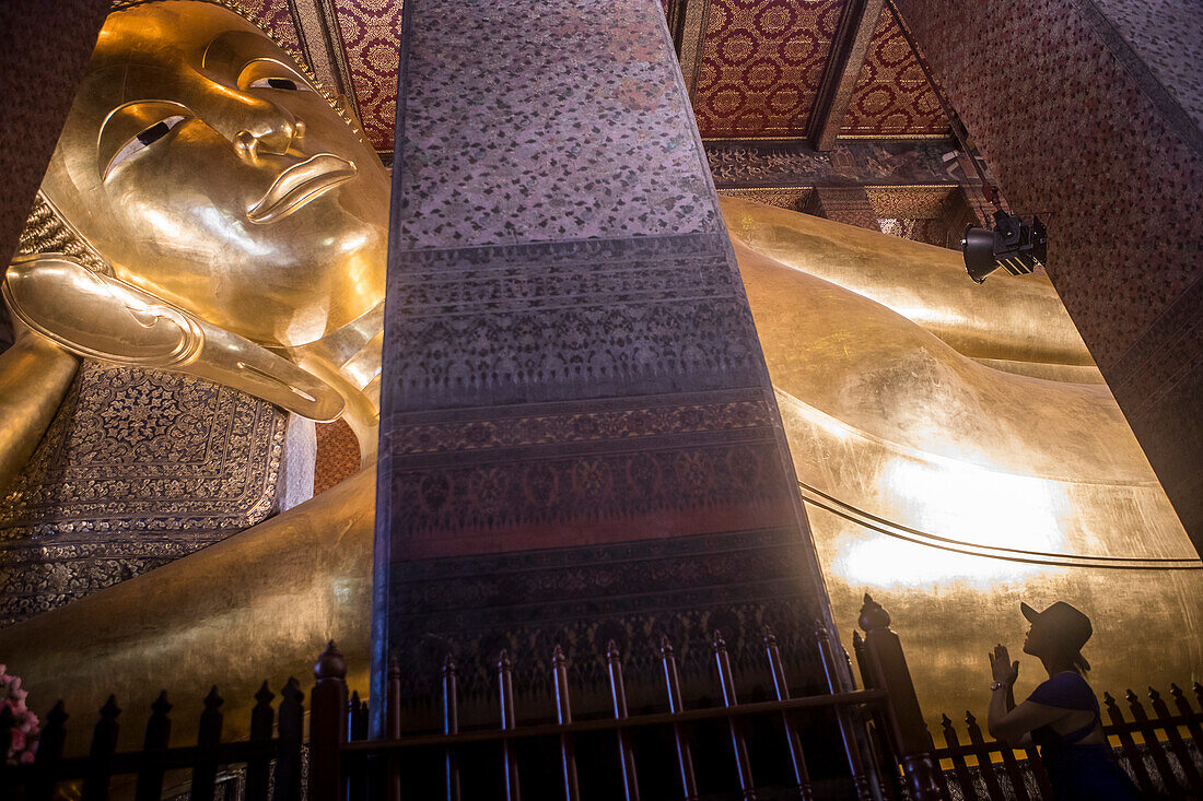 Betende Frau, Goldener großer Buddha, im Wat Pho oder Wat Phra Nakhon Tempel in Bangkok, Thailand