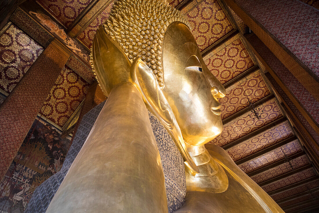 Goldener großer Buddha, im Wat Pho oder Wat Phra Nakhon Tempel in Bangkok, Thailand