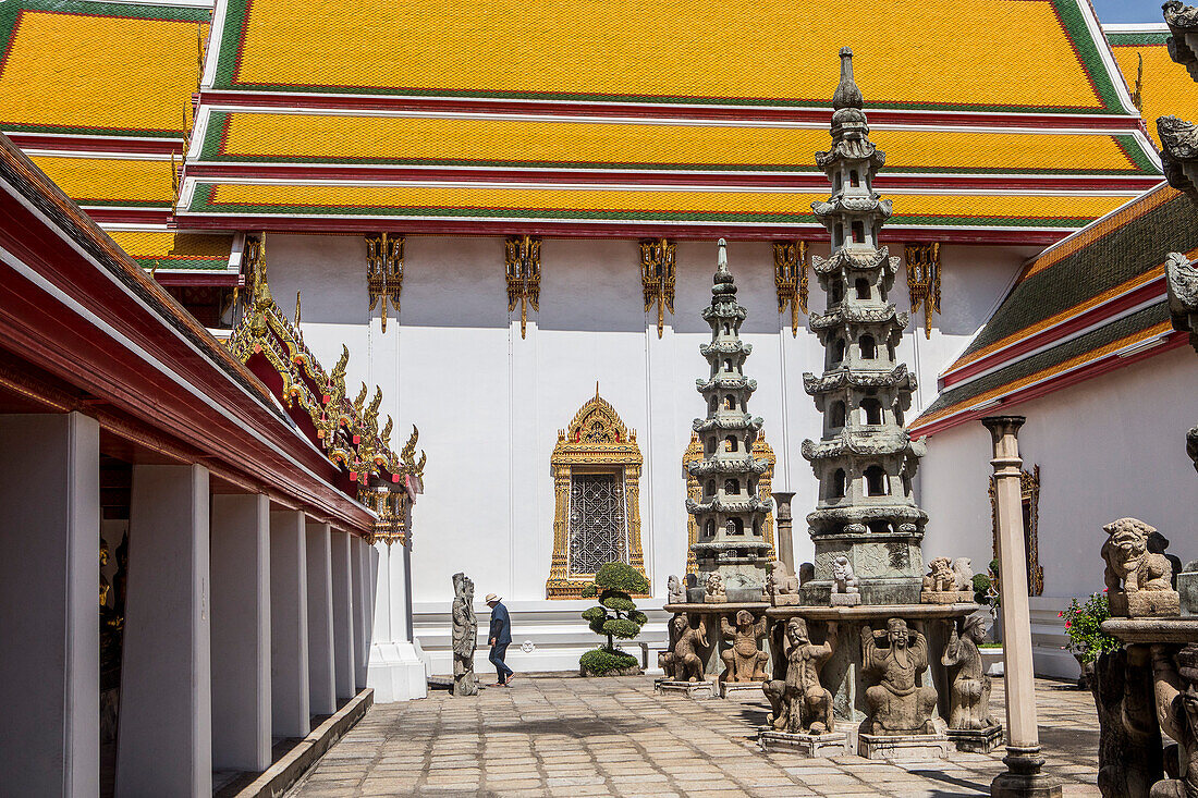 Courtyard, in Wat Pho (Wat Po), Temple of the Reclining Buddha, Bangkok, Thailand
