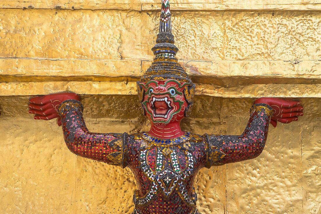 Dämonenstatue auf einer goldenen Chedi, im Tempel des Smaragdbuddhas Wat Phra Kaeo, Grand Palace, Bangkok, Thailand