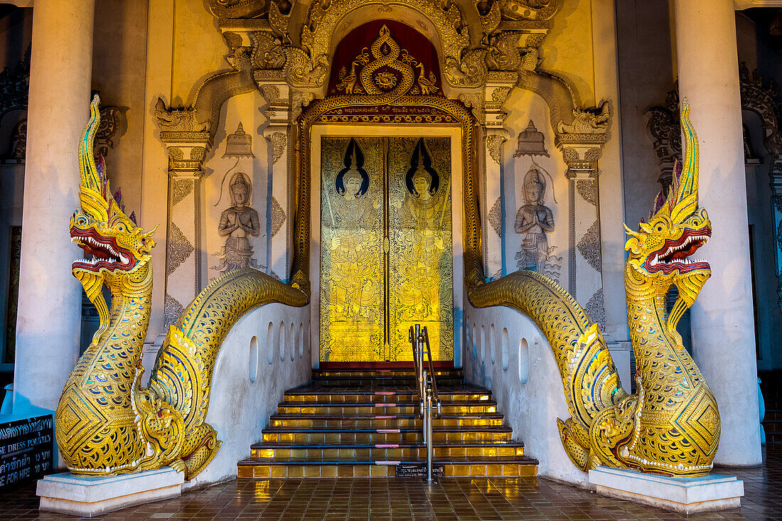 Haupttür des Wat Chedi Luang Tempels, Chiang Mai, Thailand