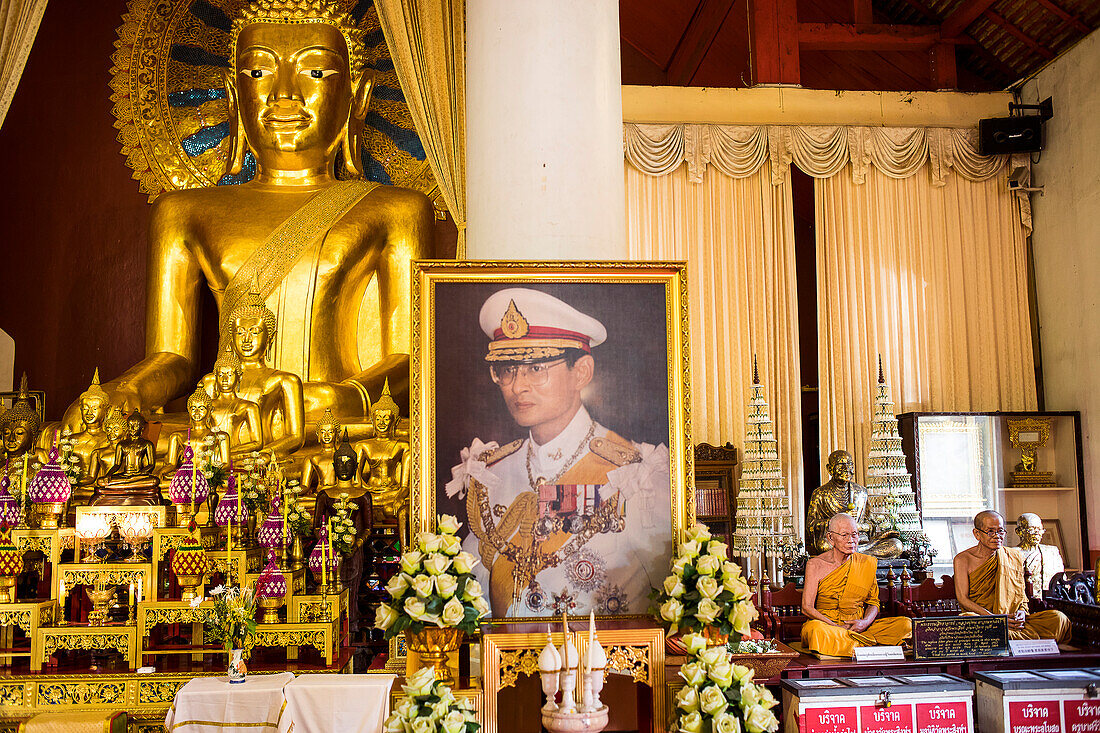 Porträt des Königs und Mönchsstatue, im Wat Phra Singh Tempel, Chiang Mai, Thailand