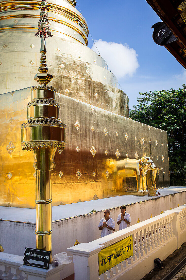 Betende Gläubige, goldener Chedi, im Wat Phra Singh Tempel, Chiang Mai, Thailand