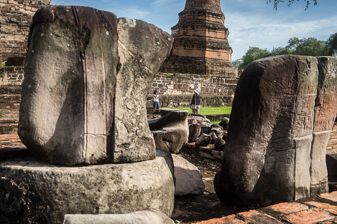 Touristen, im Wat Ratchaburana-Tempel, Ayuthaya, Thailand