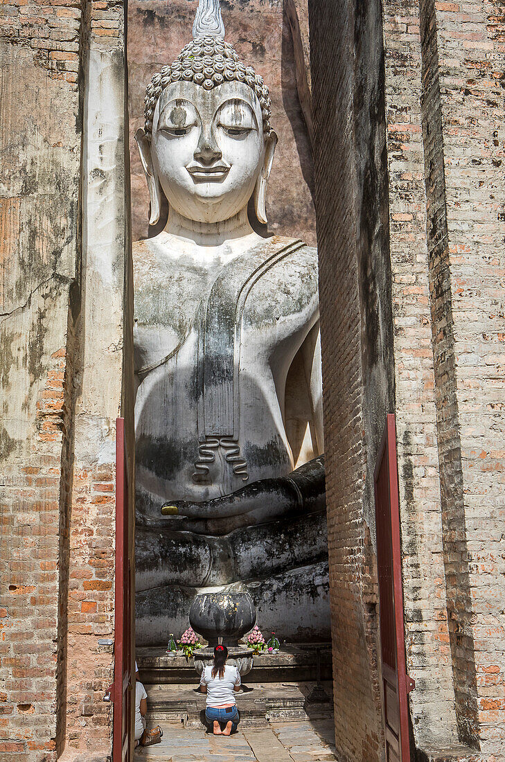 Betende Frau, Wat Si Chum, im historischen Park von Sukhothai, Sukhothai, Thailand