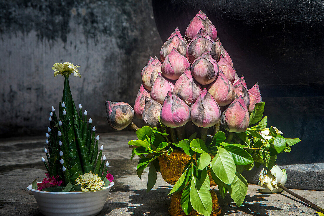 Offering, Wat Si Chum, in Sukhothai historical park, Sukhothai, Thailand