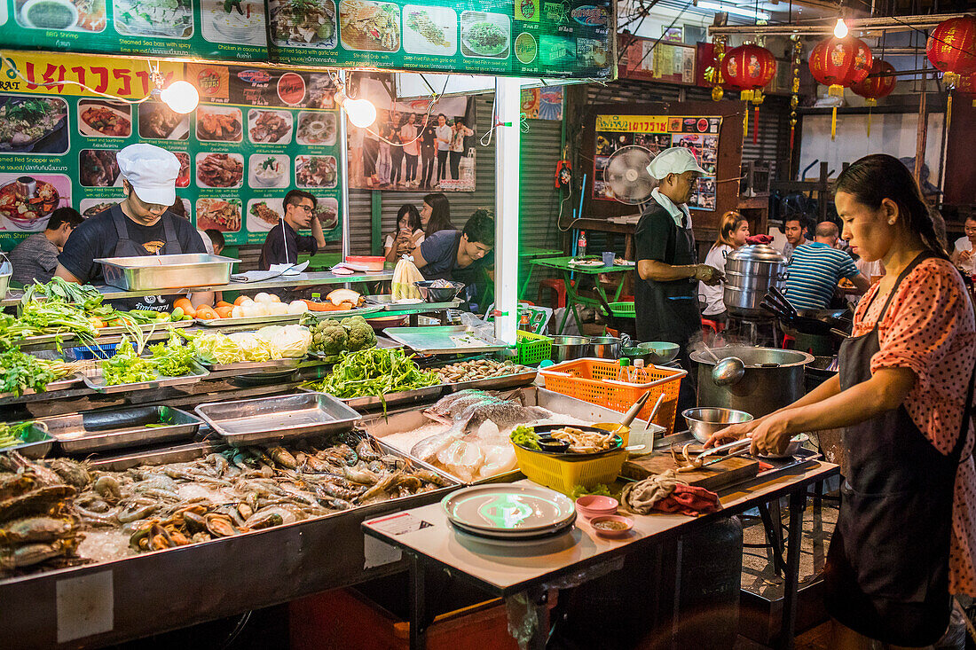 Restaurant, Straßenimbiss, Nachtmarkt, am Itsara Nuphap, Chinatown, Bangkok, Thailand