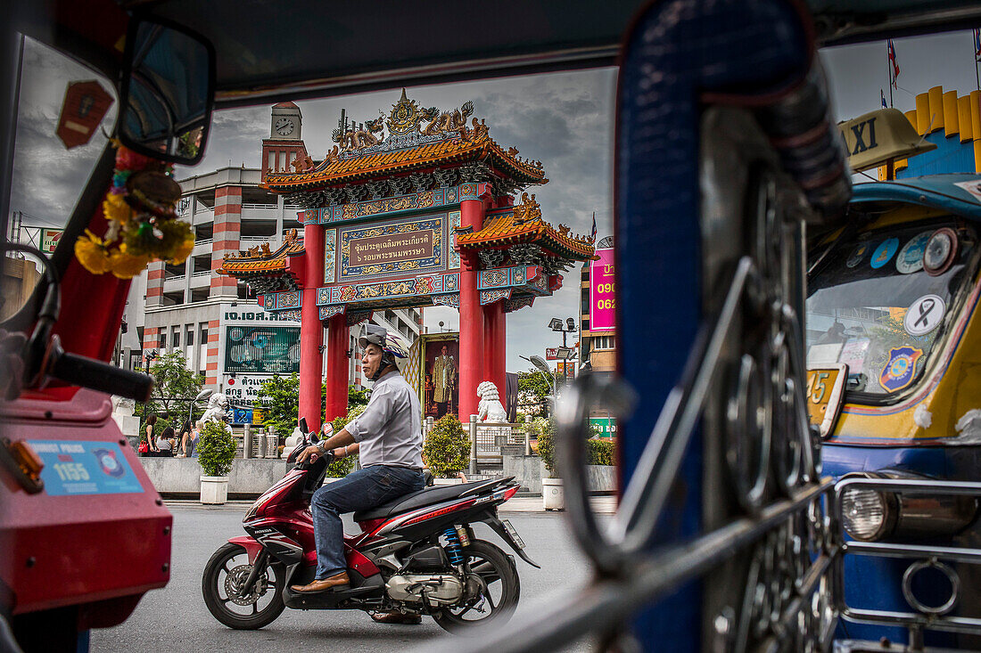 Verkehr, in Chinatown Gate, bekannt als das Wongwian Odeon, in Bangkok, Thailand