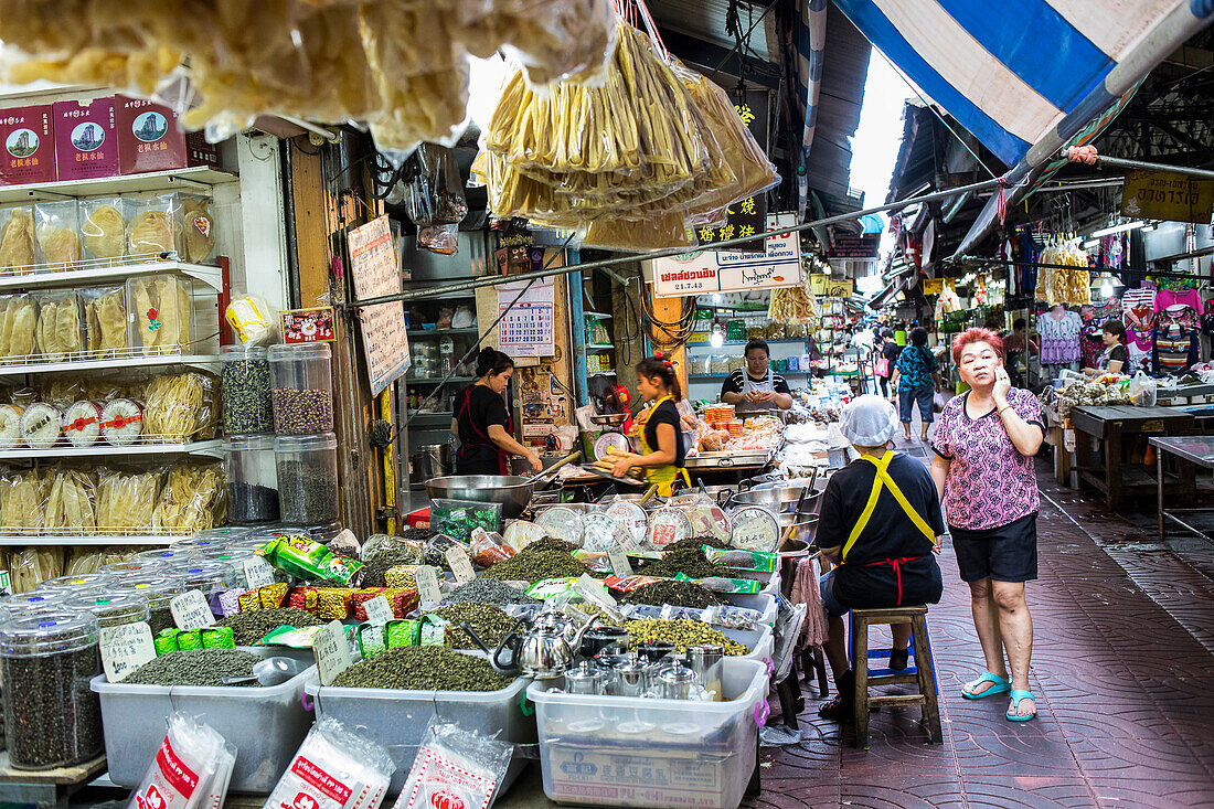 Geschäft für traditionelle chinesische Medizin, Flohmarkt, in der Itsara Nuphap Allee, Chinatown, Bangkok, Thailand