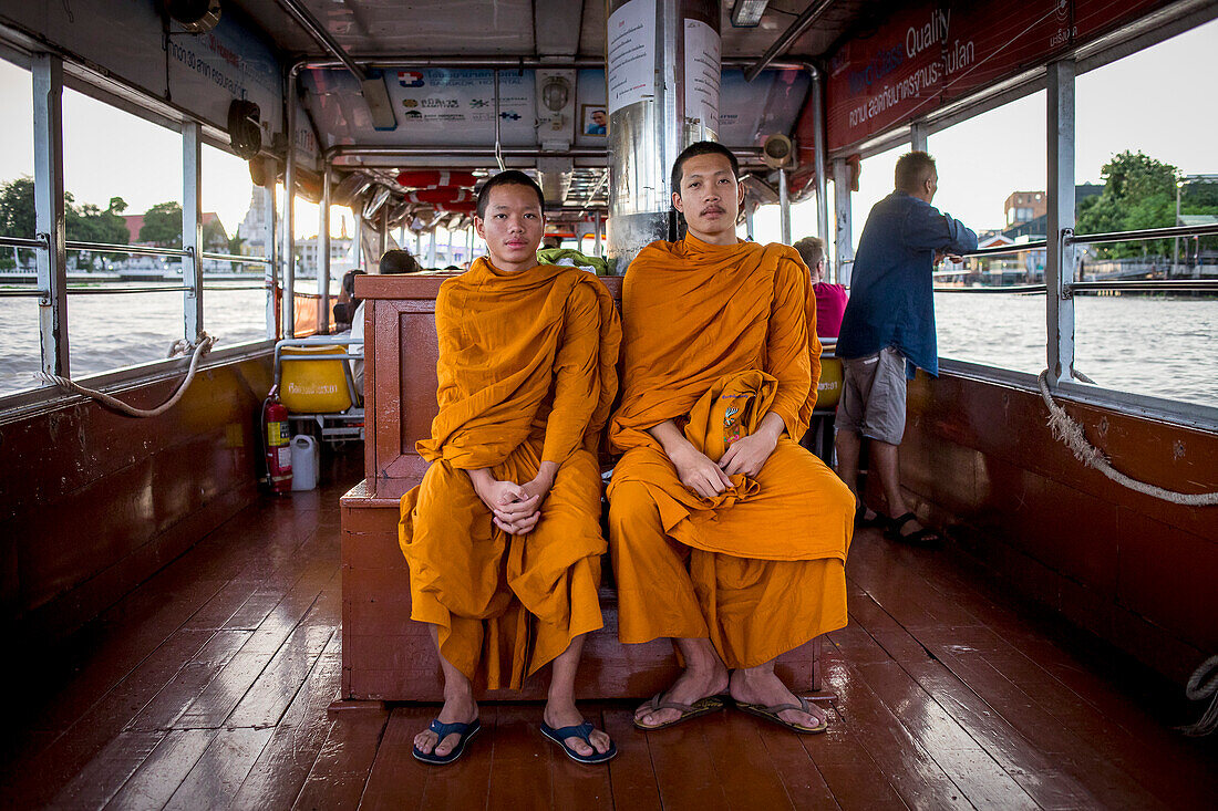 Mönche auf einer Schnellfähre, Chao-Phraya-Fluss, Bangkok, Thailand