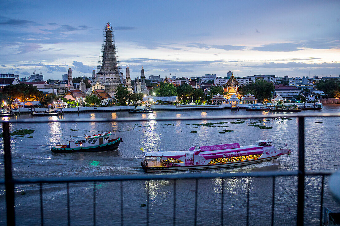Wat Arun und Boote, Chao-Phraya-Fluss, Bangkok, Thailand