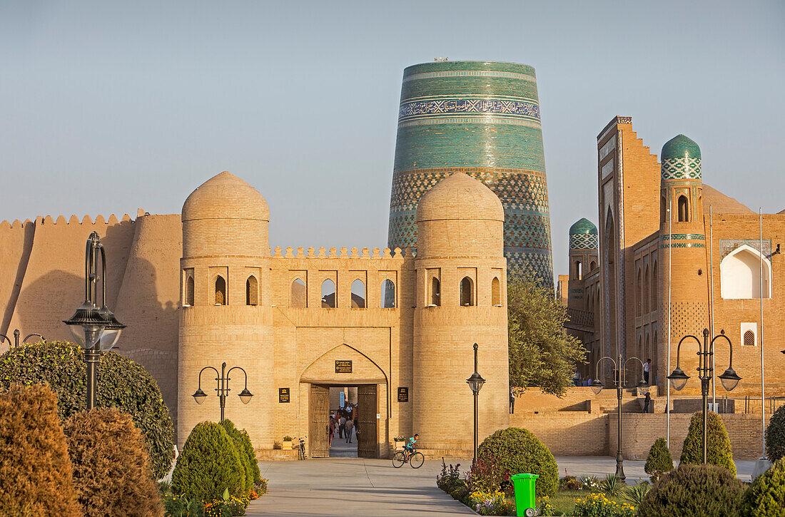 Westtor oder Ota Darvoza und Minarett von Kalta Minor, Chiwa, Usbekistan