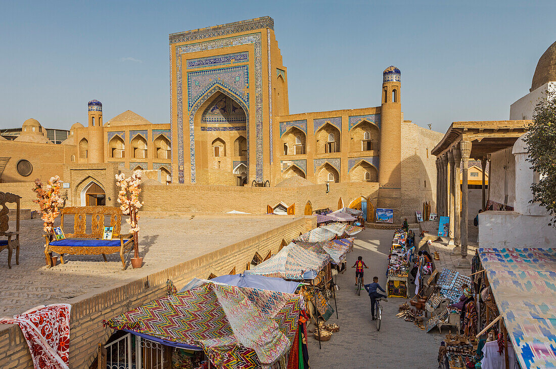 Straßenszene in Ichon-Qala, Altstadt, im Hintergrund Allakuli Khan Medressa, Chiwa, Usbekistan