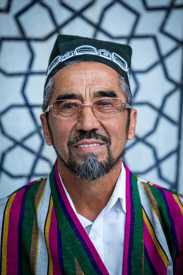 Dichter, er verkauft seine Gedichte im Hof der Ulugbek-Medressa, Registan, Samarkand, Usbekistan