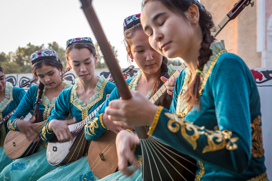 Frauen spielen Dutar, Folkloreshow, im Rukhobod-Mausoleum, Samarkand, Usbekistan