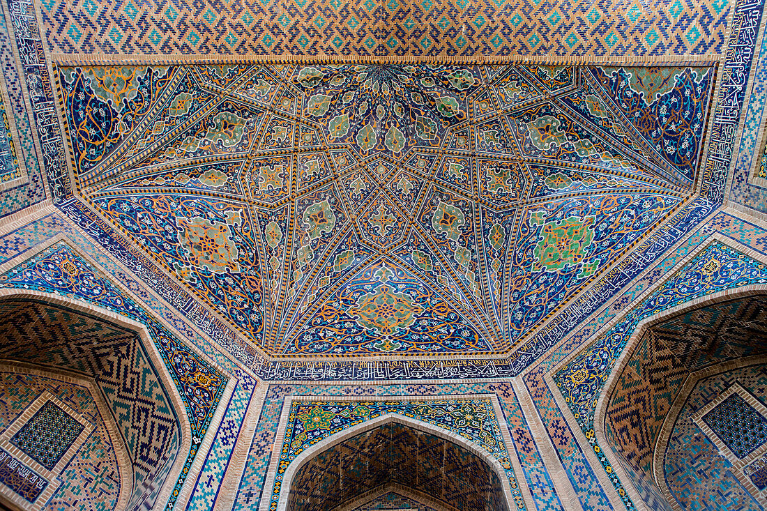 Detail des Haupttors der Tilla-Kari Madrasa, Registan, Samarkand, Usbekistan