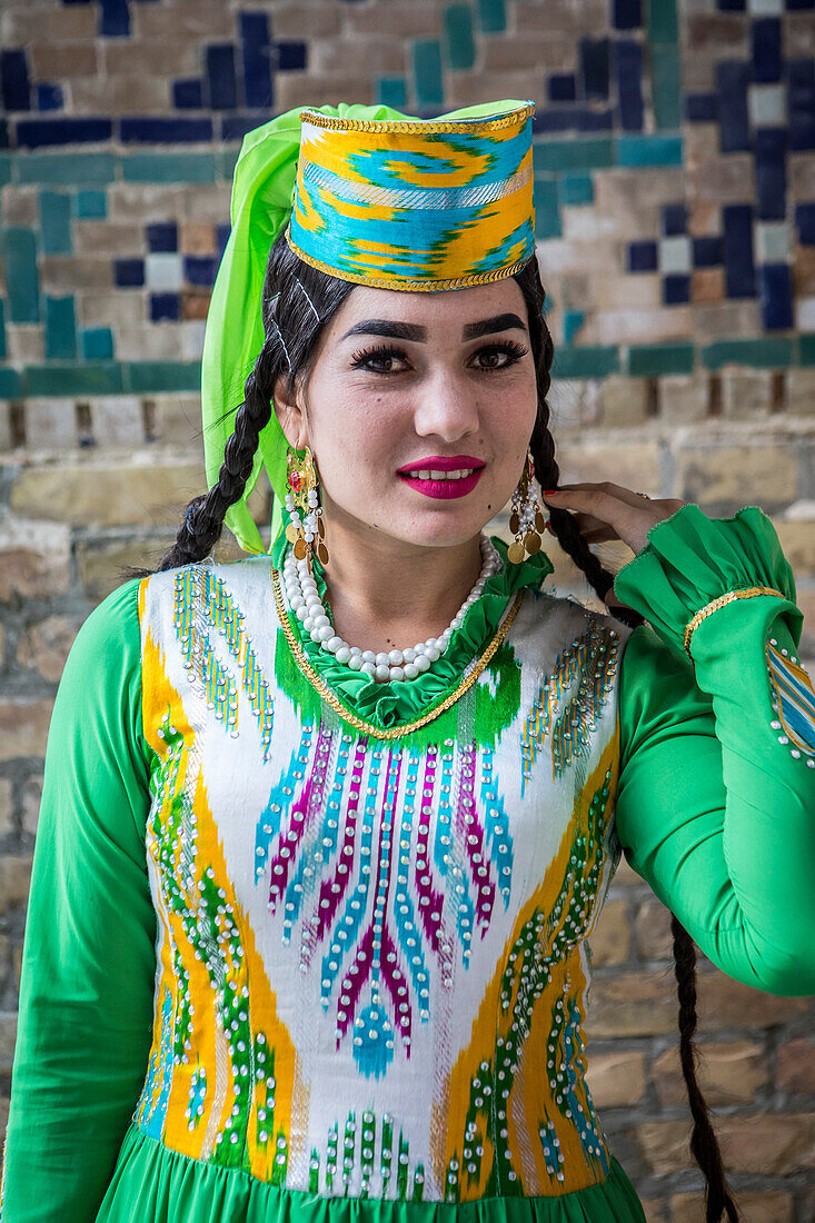 Frau in traditioneller Tracht, Samarkand, Usbekistan