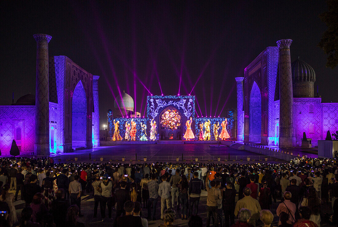 Videomapping oder Lichtshow in Registan, Samarkand, Usbekistan