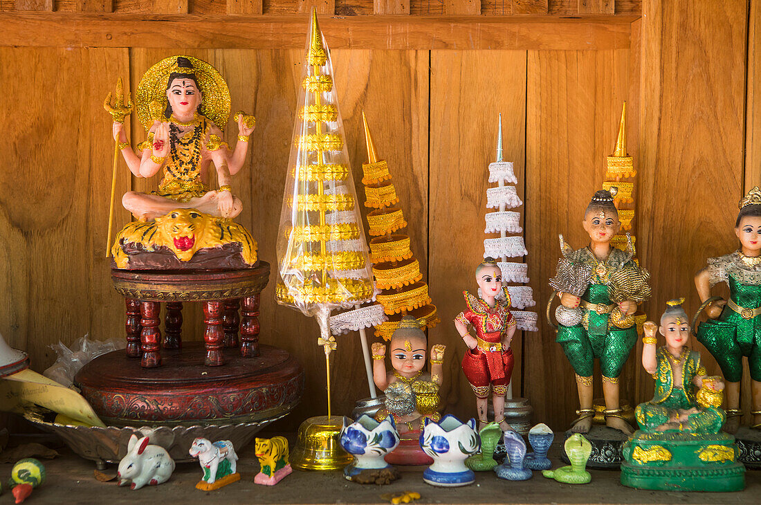 Puppen als Opfergabe, im Wat Phra Singh Tempel, Chiang Mai, Thailand