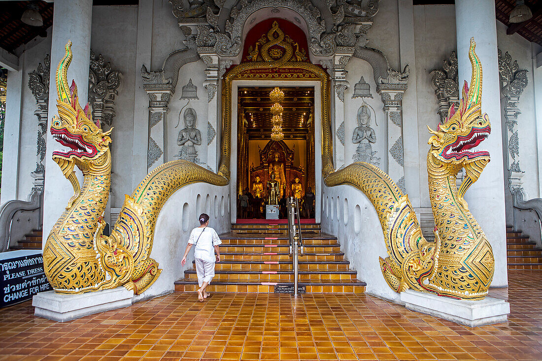 Haupttür des Wat Chedi Luang Tempels, Chiang Mai, Thailand