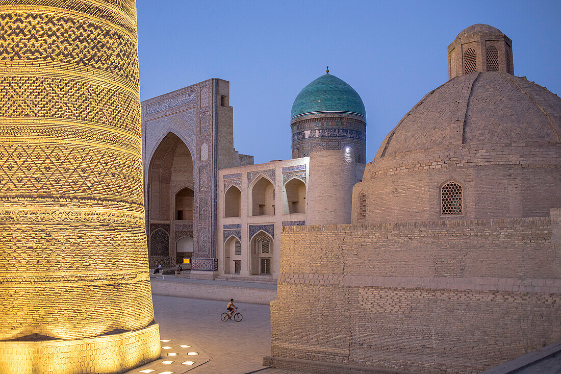Kalon-Minarett und die Mir-i-Arab-Medressa im Hintergrund, Altstadt, Buchara, Usbekistan