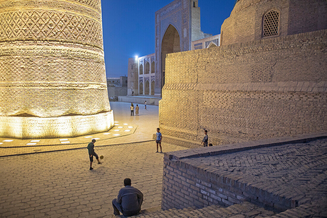 Kalon-Minarett und die Mir-i-Arab-Medressa im Hintergrund, Altstadt, Buchara, Usbekistan