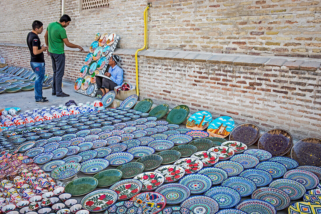 Handwerker, der traditionelle usbekische Töpferwaren verkauft, Buchara, Usbekistan