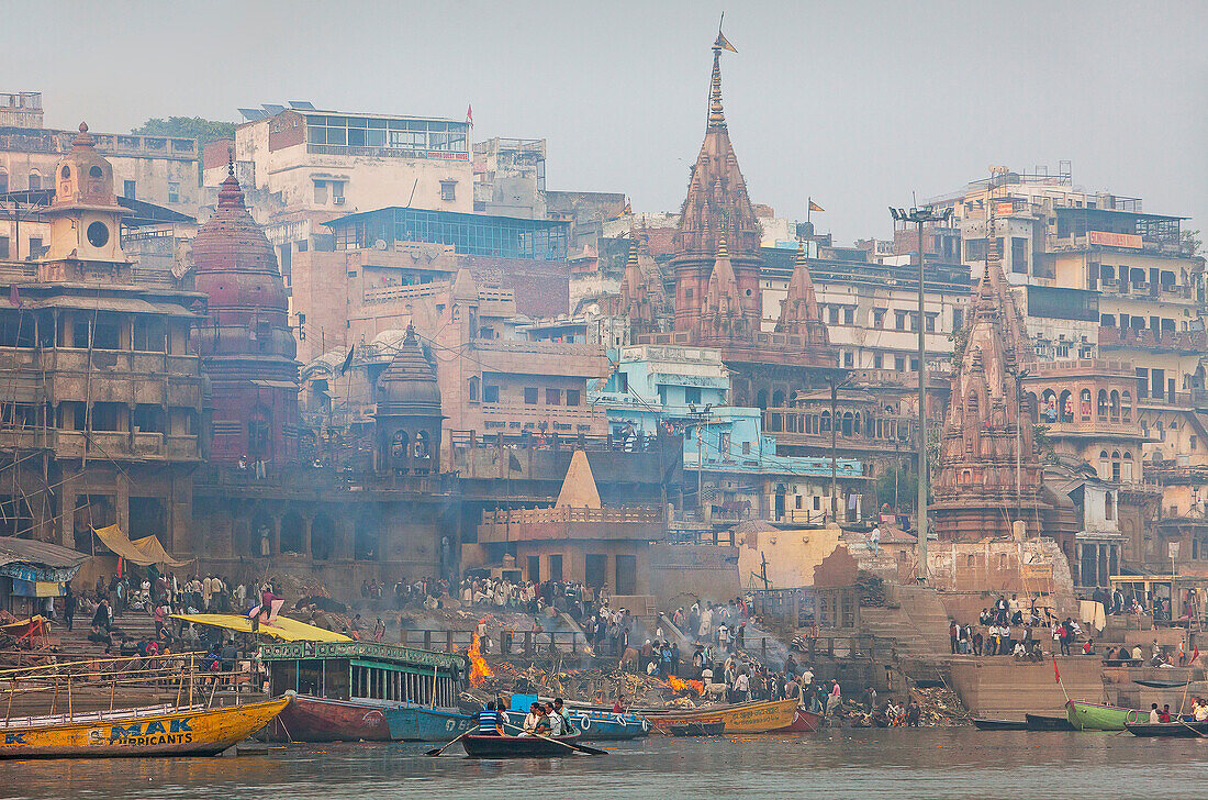 Manikarnika Ghat, das brennende Ghat, an den Ufern des Ganges, Varanasi, Uttar Pradesh, Indien.