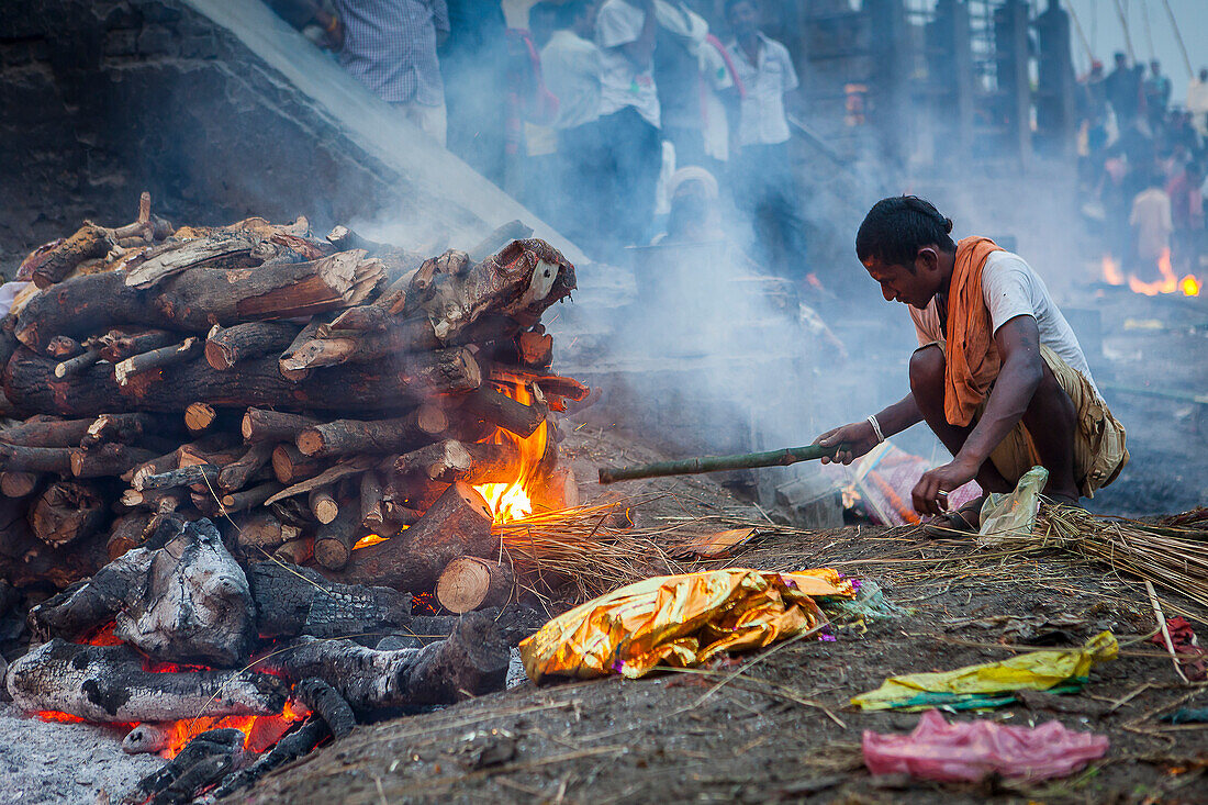 Einäscherung einer Leiche im Manikarnika Ghat, dem brennenden Ghat, am Ufer des Ganges, Varanasi, Uttar Pradesh, Indien.