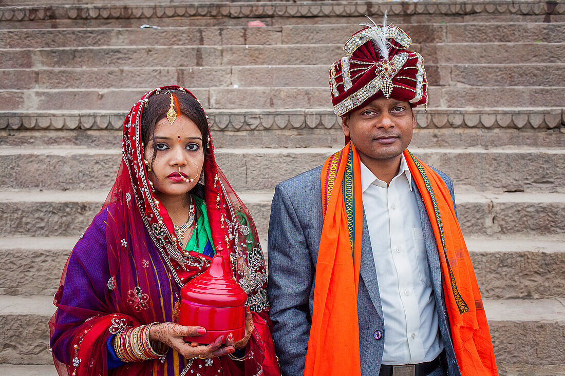 Ehepaar, traditionelle Hochzeit, in Dasaswamedh Ghat, Fluss Ganges, Varanasi, Uttar Pradesh, Indien.