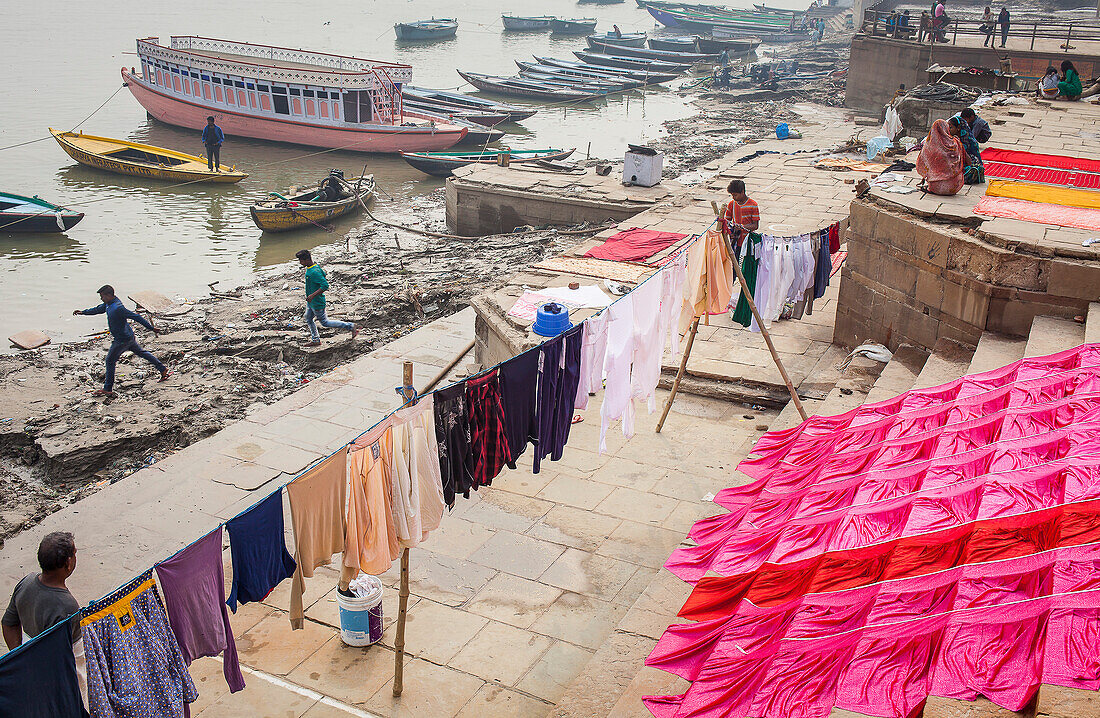 Wäsche trocknen, Dasaswamedh Ghat, im Fluss Ganges, Varanasi, Uttar Pradesh, Indien.