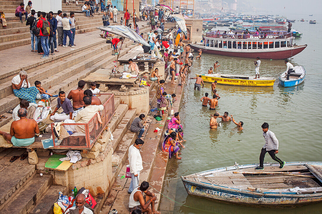 Dashashwamedh ghat (Hauptghat), im Fluss Ganges, Varanasi, Uttar Pradesh, Indien.