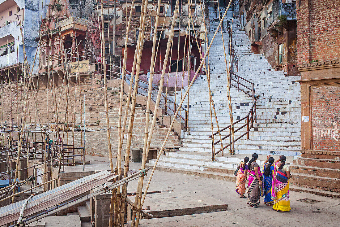 Bambus, der an seiner Spitze Körbe mit Opfergaben hält, in Panch Ganga Ghat, Fluss Ganges, Varanasi, Uttar Pradesh, Indien.
